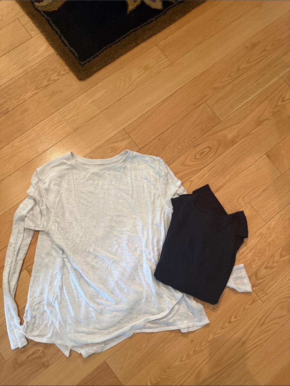Women's Black Sleeveless lululemon  Tank Top - white Lululemon long sleeve shirt